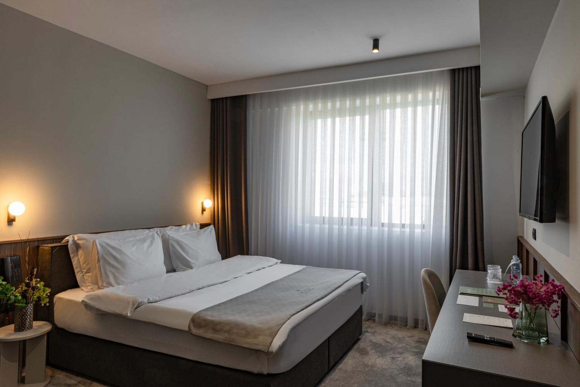 Actor Hotel Suto Orizari Buitenkant foto